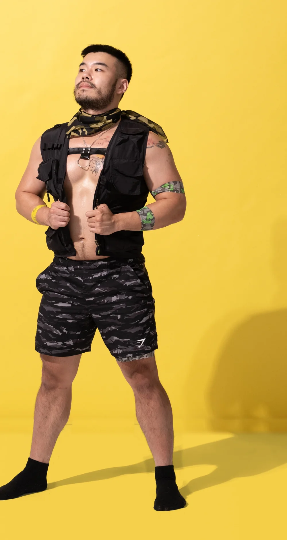 Arnie 的迷彩全身形象照